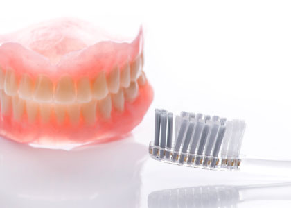 Set if immediate dentures with tooth brush